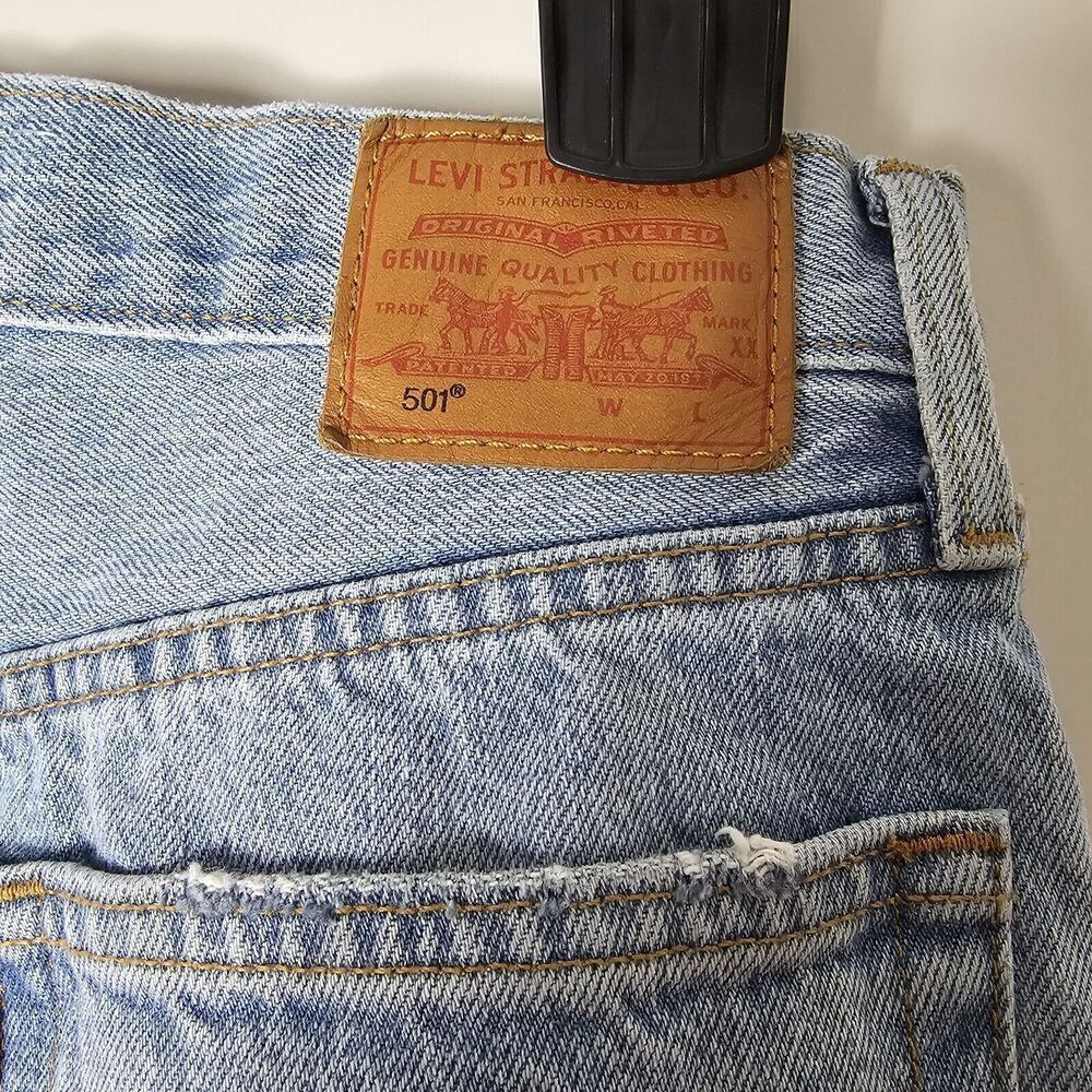 Levi's 501 Women's Size 28 Distressed Light Wash Frayed Raw Hem Cropped 26" - Picture 7 of 8
